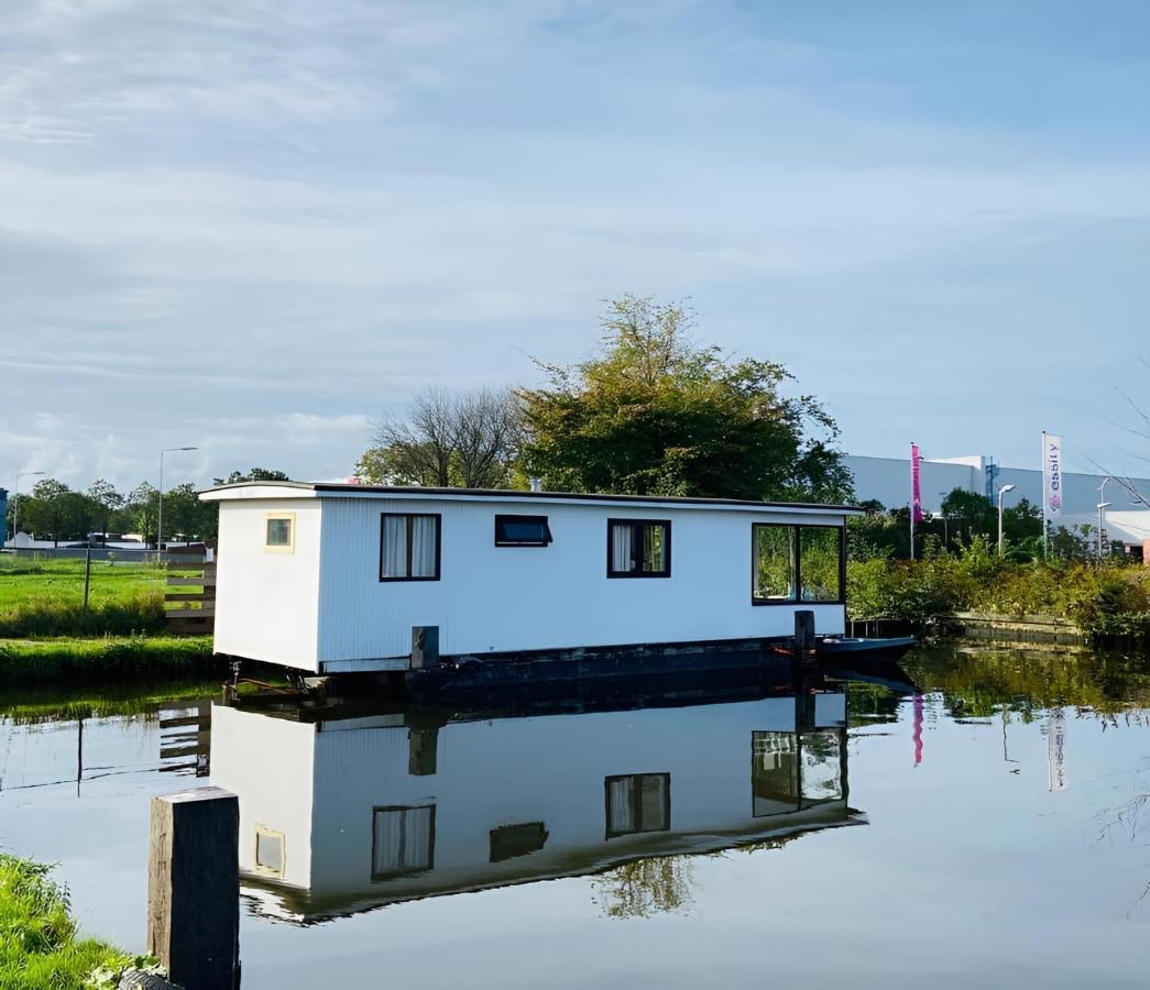 Woonboot In Sumar Gelegen Tussen Leeuwarden En Drachten Suameer Exteriör bild