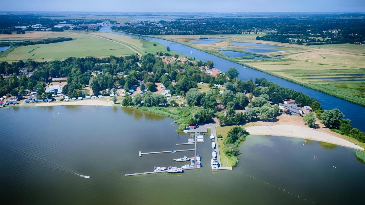 Woonboot In Sumar Gelegen Tussen Leeuwarden En Drachten Suameer Exteriör bild