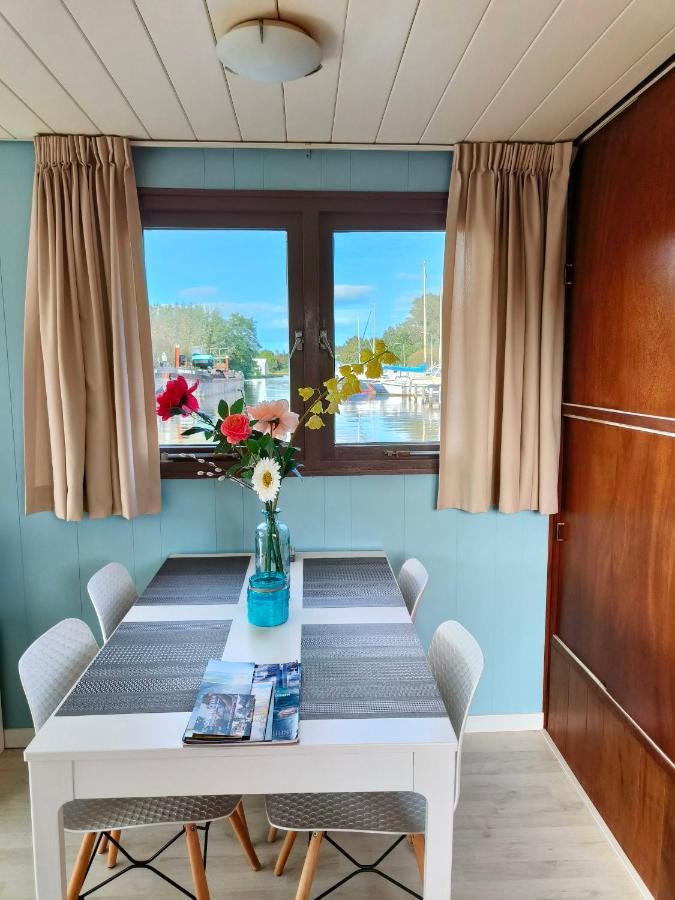 Woonboot In Sumar Gelegen Tussen Leeuwarden En Drachten Suameer Exteriör bild